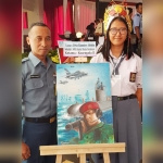 Zeta Ranniry Abidin menunjukkan karyanya yang berhasil menjuarai ajang Lomba Melukis Nasional Tingkat SMU dalam rangka memperingati HUT ke-74 TNI tahun 2019.