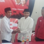 Kaharudin (tiga dari kiri) saat menerima formulir dari Sekretaris DPC PDIP disaksikan Ketua DPC Saim. 