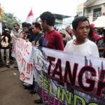 Massa yang meminta RJ Lino diproses KPK tertahan di gerbang masuk PN Jakarta Selatan, Selasa (26/1). foto: detik.com