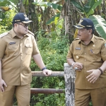 Bupati Kediri Hanindhito Himawan Pramana saat berbincang akrab dengan Pelaksana Tugas (Plt) Bupati Nganjuk Marhaen Djumadi di atas sebuah jembatan. Foto: Ist.