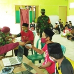 Anggota TNI dan Polri memantau pelaksanaan vaksinasi di Ponpes Darul Quran.