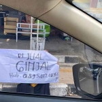 Seorang ibu membentangkan tulisan 