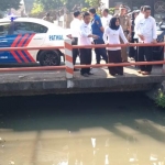 Wali Kota Mojokerto Ika Puspitasari saat meninjau salah satu titik saluran air.