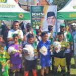 JUARA: Turnamen sepakbola U-11 yang digelar Tim-Relawan BHS di Lapangan Ngelom, Sepanjang, Minggu (30/8). foto: istimewa