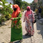 Bu Min didampingi psikiater saat mendatangi korban pelecehan seksual di Desa Bangeran, Dukun, Gresik. (foto: ist).