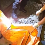 Jenazah Mr. X saat dievakuasi petugas