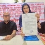 Ibu korban didampingi kuasa hukum saat menunjukkan surat SP3 yang dikeluarkan Polresta Sidoarjo