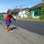 Seorang warga sedang menunjukkan lokasi terjatuhnya para korban.