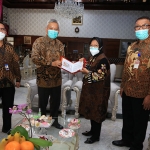Wali Kota Surabaya, Tri Rismaharini saat menerima uang baru pecahan Rp 75 ribu dari Bank Indonesia. (foto: ist).