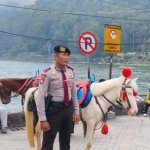 Satuan Samapta Polres Magetan melalui Unit Patroli Polisi Pariwisata melakukan patroli di Telaga Sarangan. Foto: ANTON/HARIAN BANGSA