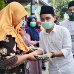 Gus Barra sedang menyapa ibu-ibu.