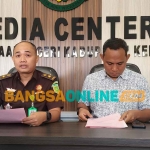 Kasi Intel Kejari Kabupaten Kediri, Iwan Nuzuardhi (kiri), didampingi Kasi Pidsus Kejari Kabupaten Kediri, Yuda Virdana Putra, saat konferensi pers. Foto: MUJI HARJITA/BANGSAONLINE