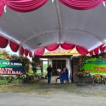 Sejumlah karangan bunga sudah berada di depan rumah duka Pratu Anumerta Beryl. Foto: Ist