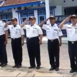 Lukito, Amirul, Imam, Kaselan, dan Sujadi setiap pagi harus hormat kepada bendera merah putih di kantor UPT Singosari Kabupaten Malang. foto: ist