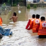 Tim Palang Merah menyisir banjir untuk untuk memberikan pertolongan. 