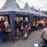 Warga antre dalam operasi pasar murah di Jl Sawahan Bawah, Desa Beji, Kecamatan Junrejo, Kota Batu.