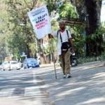 TOLAK KORUPSI – Aksi jalan kaki yang dilakukan Samsudin berangkat dari Malang menuju arena Muktamar NU ke-33 di Kota Jombang, Rabu (29/7). foto merdeka