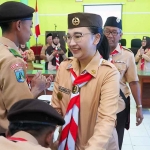 Ketua Kwartir Cabang Gerakan Pramuka Kabupaten Kediri, Eriani Annisa Hanindhito atau yang akrab disapa Mbak Cicha, saat menyalami para kontingen. Foto: Ist