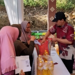 Para warga mengantri untuk mendapatkan sembako murah. Foto: Hendro Suhartono/BANGSAONLINE