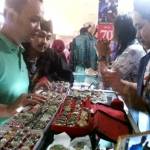 Ketua DPRD Sidoarjo, K.H. Sulamul Hadi Nurmawan usai membuka dan melihat-lihat pameran batu akik di  Sidoarjo. foto : nanang ichwan/BANGSAONLINE