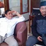 TAAT ATURAN. Ketua DPC Partai Gerindra Sidoarjo HM Rifa’i SH saat mendatangi undangan dari Panwaskab, kemarin. Foto : musta’in/BANGSAONLINE