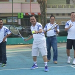 Wabup Moh. Qosim (depan) didampingi Kadishub Andhy Hendro Wijaya (paling kanan) menjajal lapangan. foto: SYUHUD/ BANGSAONLINE