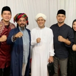 Gus Anom bersama para artis jamaah Majelis Taklim Al Munawwarah. foto: istimewa
