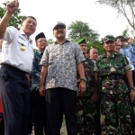 Wagub Jatim Saifullah Yusuf didampingi Kadishub Gresik Andhy Hendro Wijaya saat meninjau tambang perahu di Desa Wringinanom. foto: SYUHUD/ BANGSAONLINE