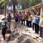 Bupati Sambari saat sidak proyek revitalisasi Alun-Alun beberapa waktu lalu.