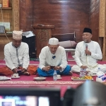 Anggota Komisi V DPR RI Syafiuddin (pegang mik) saat kunjungan dapil (kundapil) di kediaman KH. Buchori Cholil, Pondok Pesantren Ibnu Cholil Bangkalan, Senin (21/3/22).