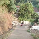 Kondisi jalan di Desa Gumeng, Kecamatan Gondang, Kabupaten Mojokerto, yang terletak di lereng Pegunungan Anjasmoro. foto: YUDI EP/ BANGSAONLINE