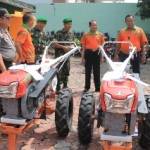 Walikota Mojokerto, Masud Yunus (tiga dari kanan) berbincang sesaat sebelum menyalurkan hand traktor. (rochmad aris/BANGSAONLINE)