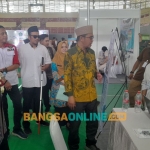 Ketua DPRD Sidoarjo Abdillah Nasih didampingi Kadisnaker Ainun Amalia meninjau Job Fair Inklusif 2025. Foto: Mustain/BANGSAONLINE