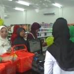 ?Ibu Fatayat Muslimat ketika belanja di bazar NU.foto:syuhud/BANGSAONLINE