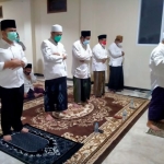 Wakil Gubernur Jawa Timur, Emil Elestianto Dardak, saat mengikuti salat hajat dan istighatsah serta doa bersama yang digelar Prof Dr KH Asep Saifuddin Chalim, MA, tadi malam (Kamis/2/8/2021). Tampak Wagub Emil jadi makmum, sedang Kiai Asep Saifuddin Chalim jadi imam. foto: mma/ bangsaonline.com