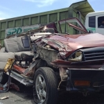 Kondisi minibus Toyota Kijang yang mengalami kecelakaan usai dihantam truk.