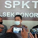 Kapolsek Kota Ponorogo, AKP Kusbiantoro saat jumpa pers terkait penangkapan pelaku.