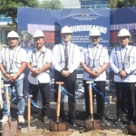 Wakil Wali Kota Kediri Qowimuddin (dua dari kanan) dan Kepala Kantor Imigrasi Kelas II Non TPI Kediri Antonius Frizky bersama jajaran saat kegiatan groundbreaking Renovasi Gedung Serbaguna Kantor Imigrasi Kelas II Non TPI Kediri. Foto: Ist. 