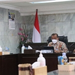 Asisten Daerah I Bidang Administrasi Pemerintahan dan Kesejahteraan Masyarakat Kabupaten Mojokerto, Didik Chusnul Yakin (tengah), ketika memimpin rapat pembebasan Awang-awang dari tempat prostitusi.