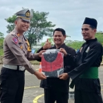 Kasatlantas Polres Kediri Kota AKP Prastya Yana W. S. saat menyerahkan jaket keselamatan kepada perwakilan pendekar. Foto: Ist.