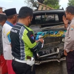 Petugas saat mengevakuasi kendaraan yang menewaskan mantan Ketua Bawaslu Jatim, Moh Amin, di Jalan Raya Tlanakan, Pamekasan.