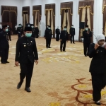 Gubernur Khofifah dan Wagub Emil Dardak meninggalkan tempat usai prosesi pelantikan pejabat eselon III dan IV Dinas Pendidilan Jatim di Gedung Negara Grahadi, Surabaya. foto: DIDI ROSADI/ BANGSAONLINE