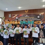 Para bakal calon legislatif dari PKB ketika foto bersama komisioner KPU Lamongan usai pendaftaran. Foto: NUR QOMAR HADI/BANGSAONLINE