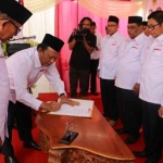 Bupati Sambari ketika peresmian kantor PMI. foto: SYUHUD/ BANGSAONLINE