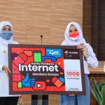 Gubernur Jatim Khofifah Indar Parawansa saat Penyerahan 1,3 Kartu Internet Merdeka Belajar dari Telkomsel bagi Siswa Siswi se-Jawa Timur, di Badan Pendidikan dan Pelatihan Provinsi Jatim, Jl. Kawi No. 41 Kota Malang, Senin(7/9). foto: ist/ bangsaonline.com