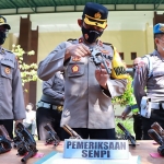 Wakapolres Kediri, Kompol Ibnu Hendry Indarto, saat memeriksa salah satu senjata api yang dipegang personelnya. Foto: Ist