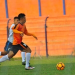 Pemain Persibo Afandi yusuf sedang menggiring bola. Dia merupakan adik kandung pemain nasional Samsul Arif Munif.