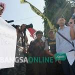 Kapolres Jombang, AKBP Agung Marlianto saat menemui massa aksi di depan Mapolres.
foto: RONY S/BANGSAONLINE