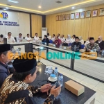 Rapat koordinasi dan evaluasi percepatan sertifikasi masal tanah wakaf di Kabupaten Probolinggo. Foto: ANDI SIRAJUDIN/BANGSAONLINE
