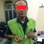 Tersangka AR dan barang bukti.